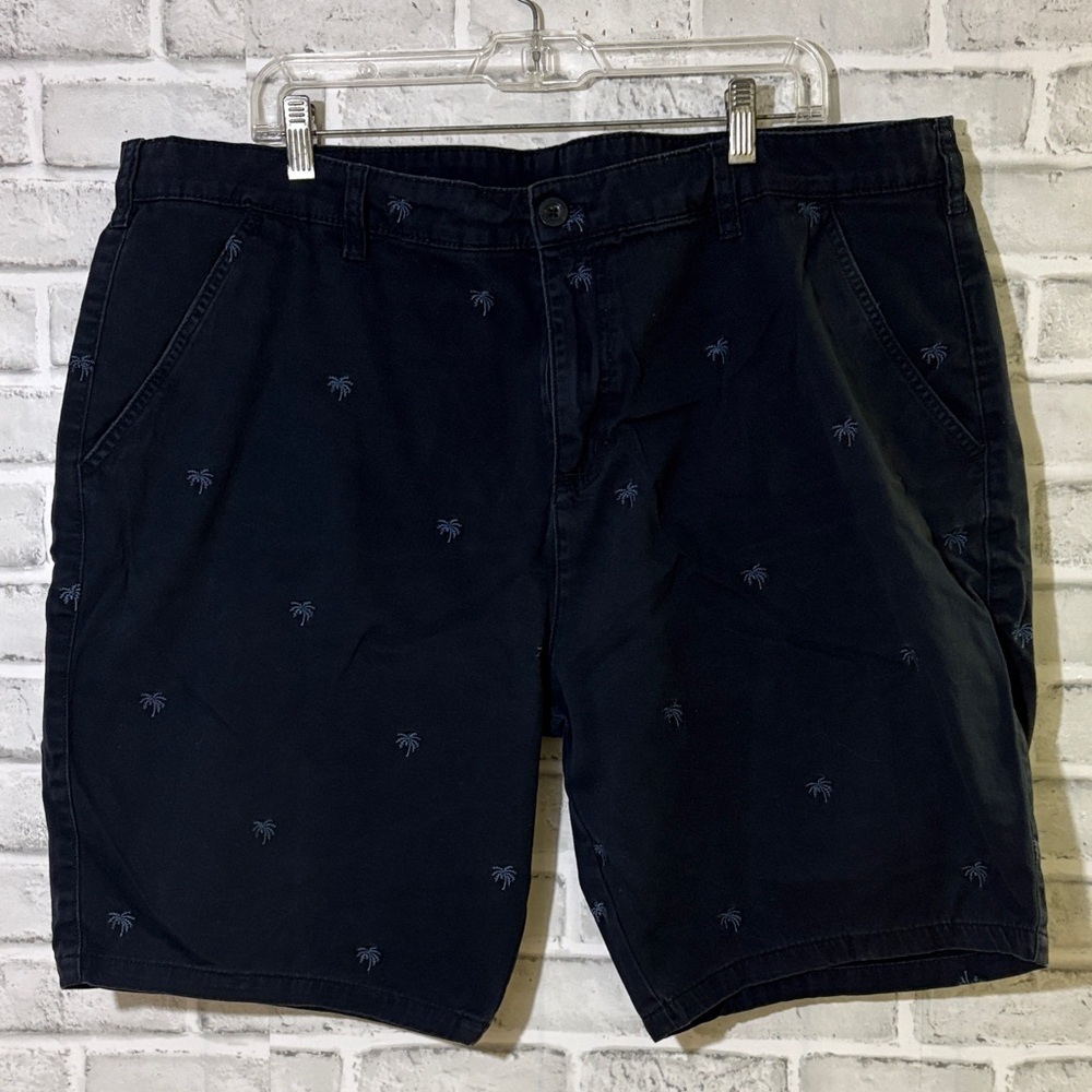 Mountain Warehouse Men's Dark Blue Palm Embroidered Flat Front Shorts, size 40